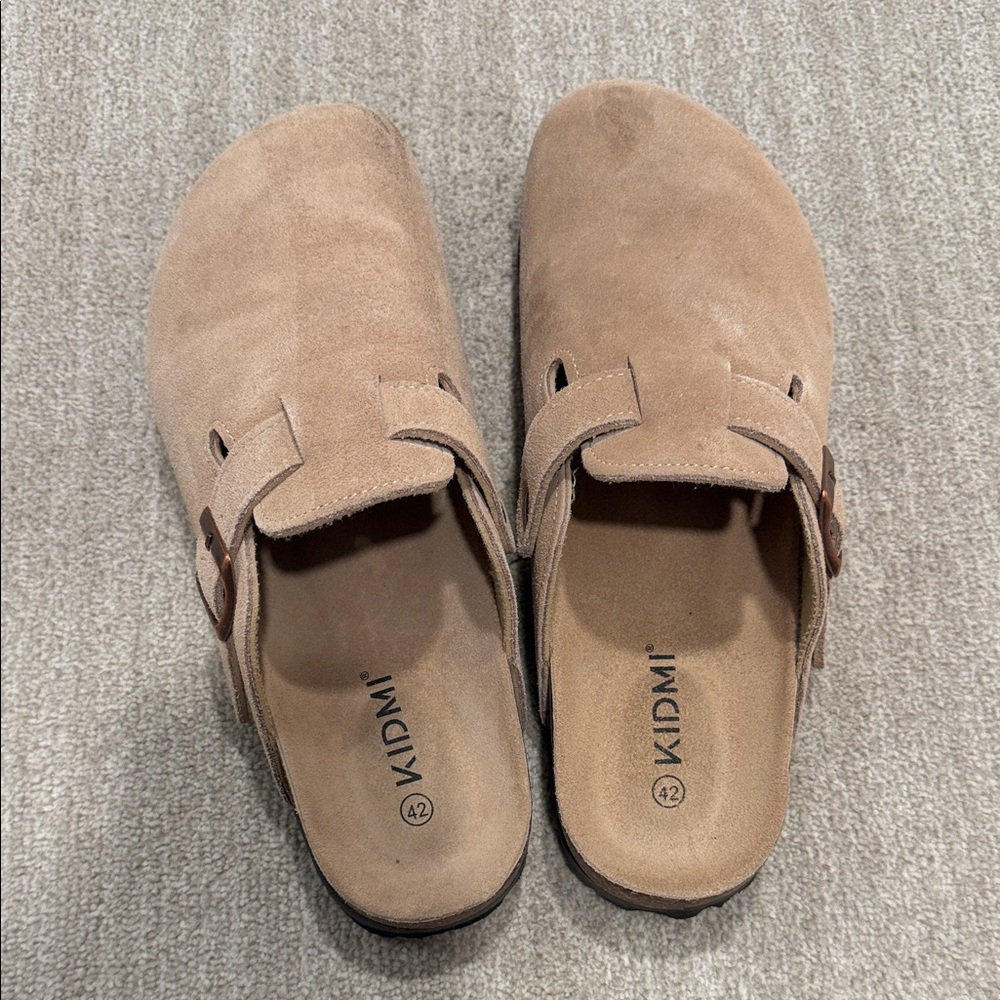 Suede clogs